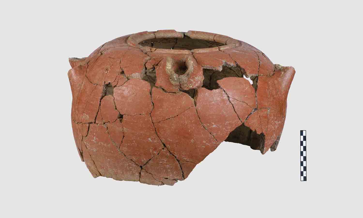 Clay vessel. Middle Bronze Age (circa 1.600 BC).